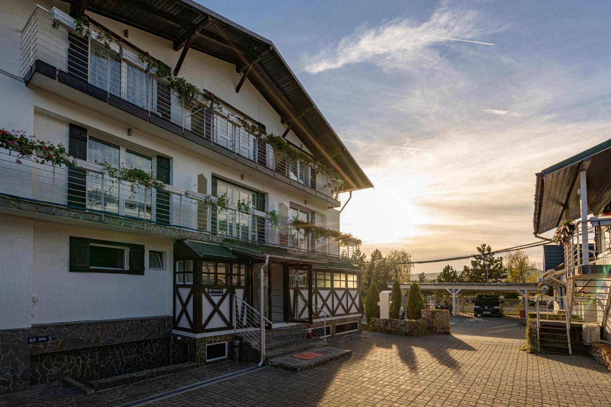 Casa Augsburg Hotel Banesti Exterior photo